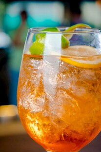 橙色调鸡尾酒配青柠片