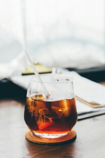 玻璃杯中的茶饮