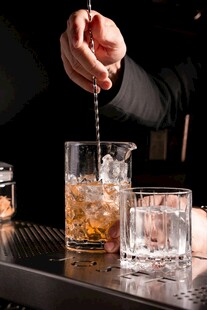 调酒师正在精心调制鸡尾酒