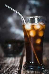 冰爽可乐配吸管