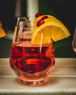 精致红饮配橙片与樱桃