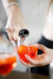 调制美味鸡尾酒瞬间