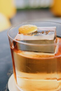 柠檬片配透明杯中的饮品