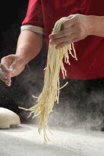 手工拉面制作瞬间