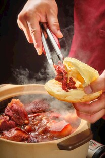 腊汁肉夹馍现场制作瞬间