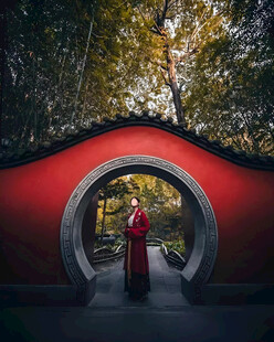 红墙圆门
