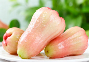 莲雾摆放在白色盘上