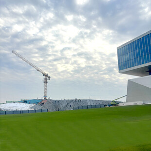 施工现场的起重机与建筑