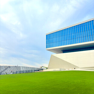 现代蓝白建筑与翠绿草坪