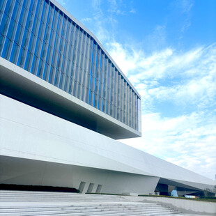 现代风格的宏伟建筑外观