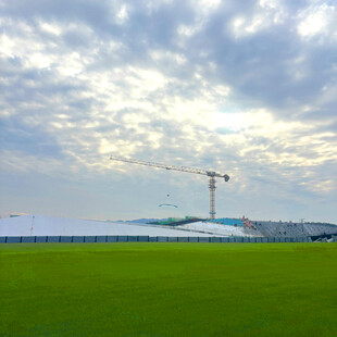 田野上的起重机与天空景色