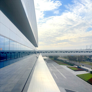 现代风格的宏伟建筑外观