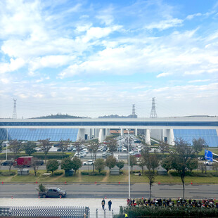 城市河畔风光全景