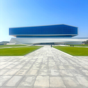 现代风格建筑前的开阔步道