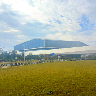 广阔草地旁的现代建筑