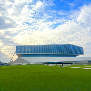 现代风格建筑与开阔绿地