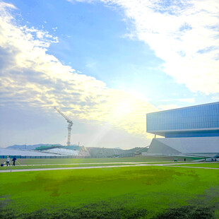 蓝天绿地旁的现代建筑