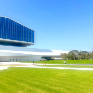 现代建筑旁的翠绿草坪