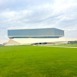 现代建筑与翠绿草地景观