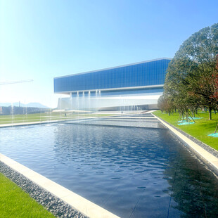 现代建筑旁的宁静水景