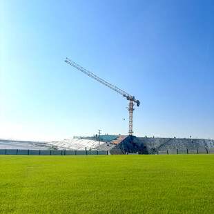 田野上的塔式起重机