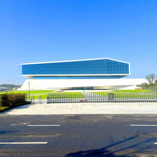 现代风格蓝顶厂房外观