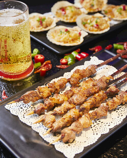 美味烧烤配清爽啤酒