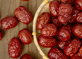 木盘里的饱满红大枣
