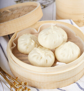 竹制蒸笼里的美味小笼包