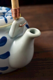 蓝白瓷茶壶