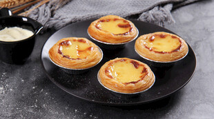 美味蛋挞摆放在黑色托盘上