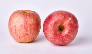 两个红苹果特写