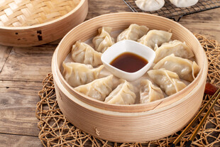 竹制蒸笼里的美味饺子