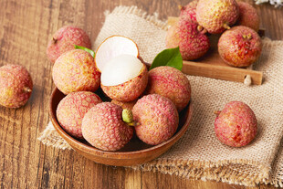 木盘里新鲜饱满的荔枝