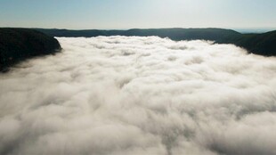 云海翻涌的壮丽自然景观