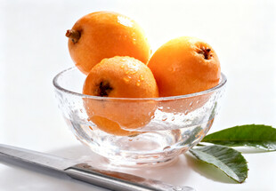 玻璃碗中的枇杷