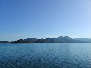 宁静湖景与远处山峦