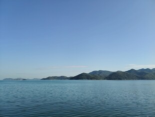 广阔海面与远处山峦