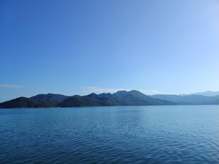 宁静湖景与远方山峦
