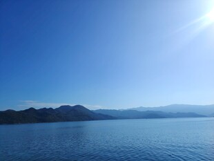 蔚蓝湖面与远处山峦美景