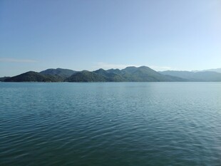 宁静湖水与远处山峦