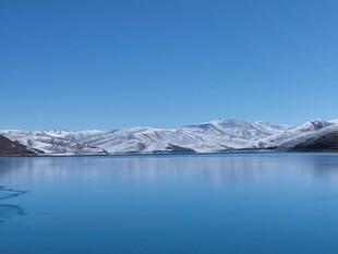 宁静蓝湖与远处雪山美景