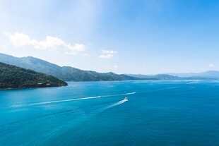 碧海蓝天间的海上风光