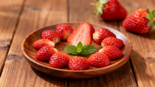 木盘上的新鲜草莓