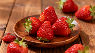 木盘上的新鲜草莓