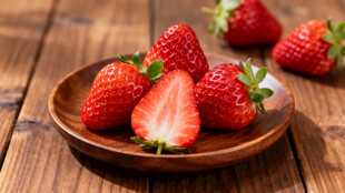 木盘上的新鲜草莓