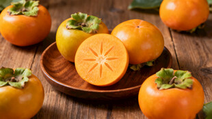 木盘上的新鲜柿子及切片