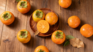 木盘上的新鲜柿子