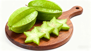 木盘上的新鲜杨桃切片