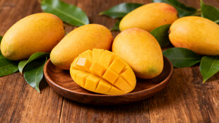 木盘上的新鲜美味芒果